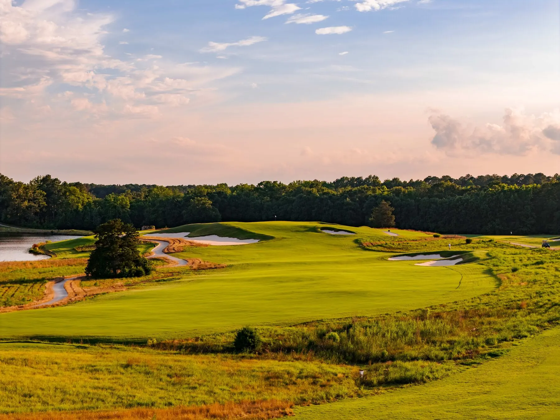 Green and bunkers beside the lake at Mossy Oak