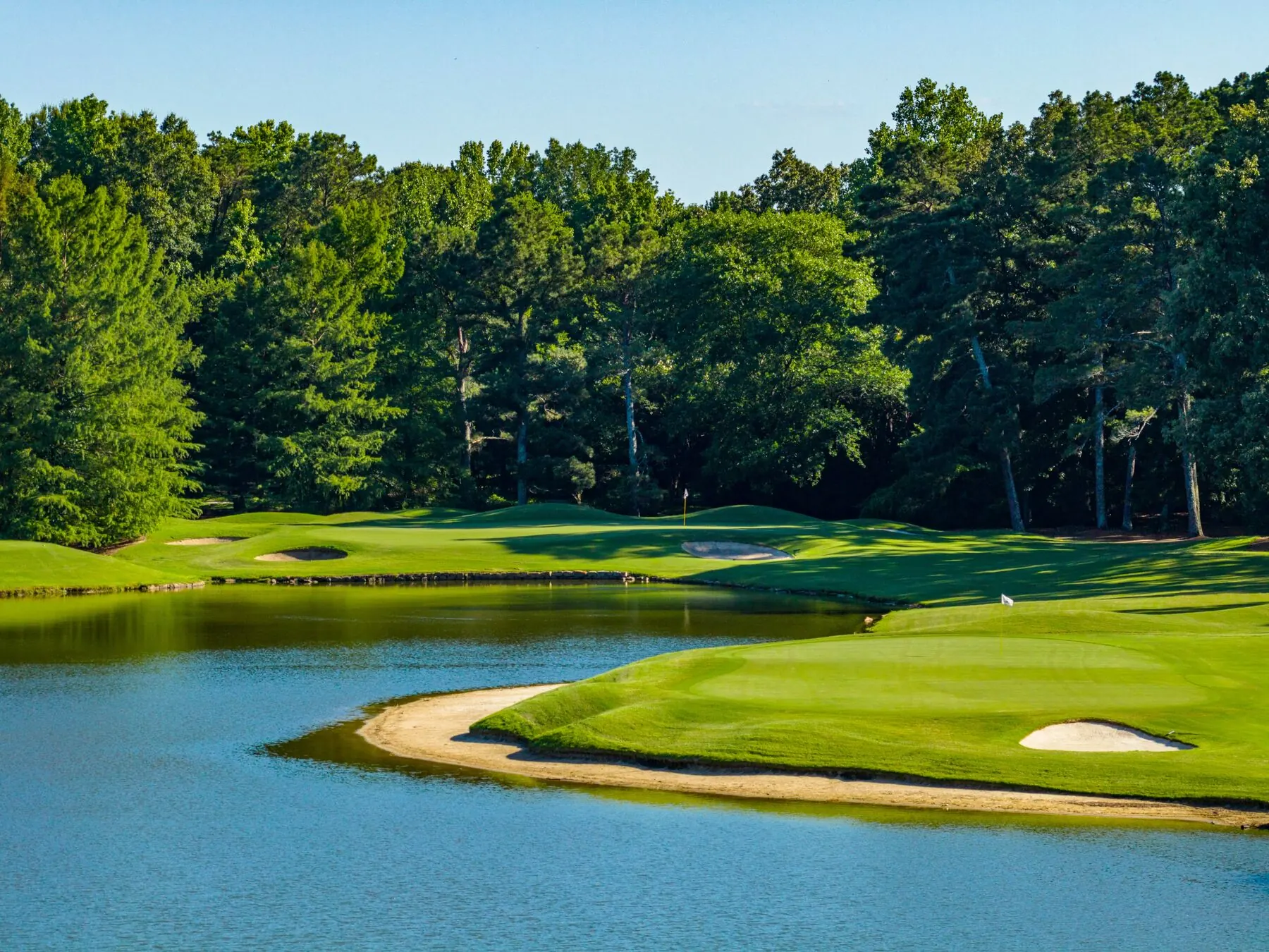 Green and bunkers at Old Waverly